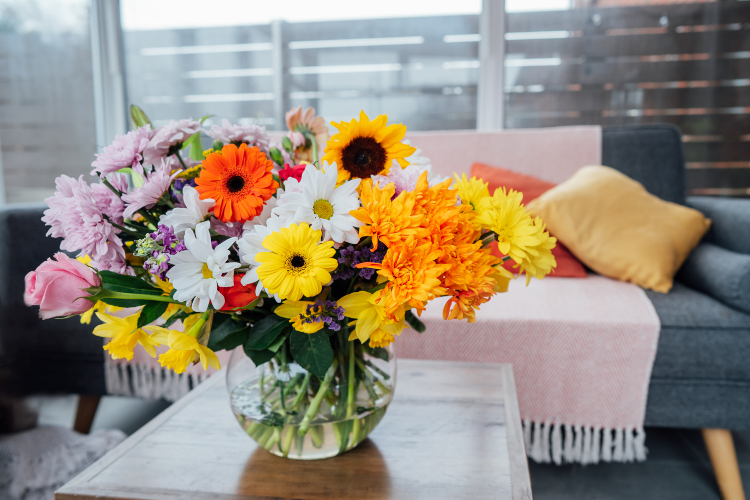 Vaza sa svežim cvećem postaje fokusna tačka u enterijeru dekorisanim u skladu sa prolećem
